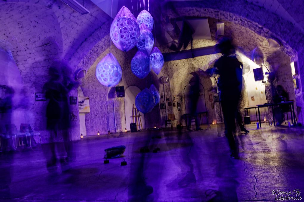 Danseurs et installation en exposition longue, photo ⓒ  Sonia Labetoulle